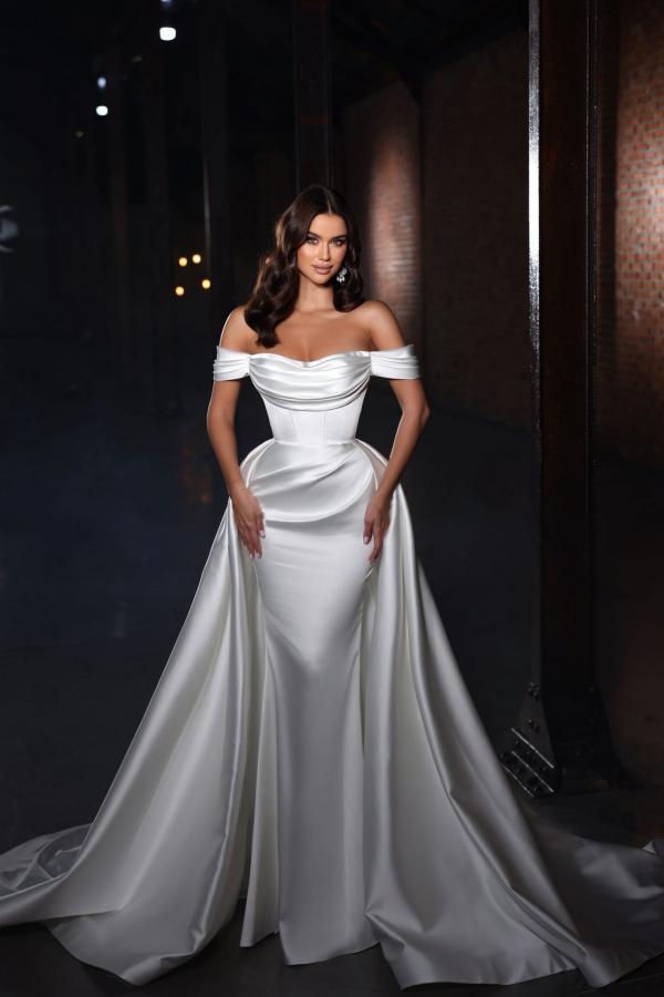 Bmbride Off the Shoulder Strapless A-Line Sleeveless Chapel Train Satin Wedding Dress with Ruffles